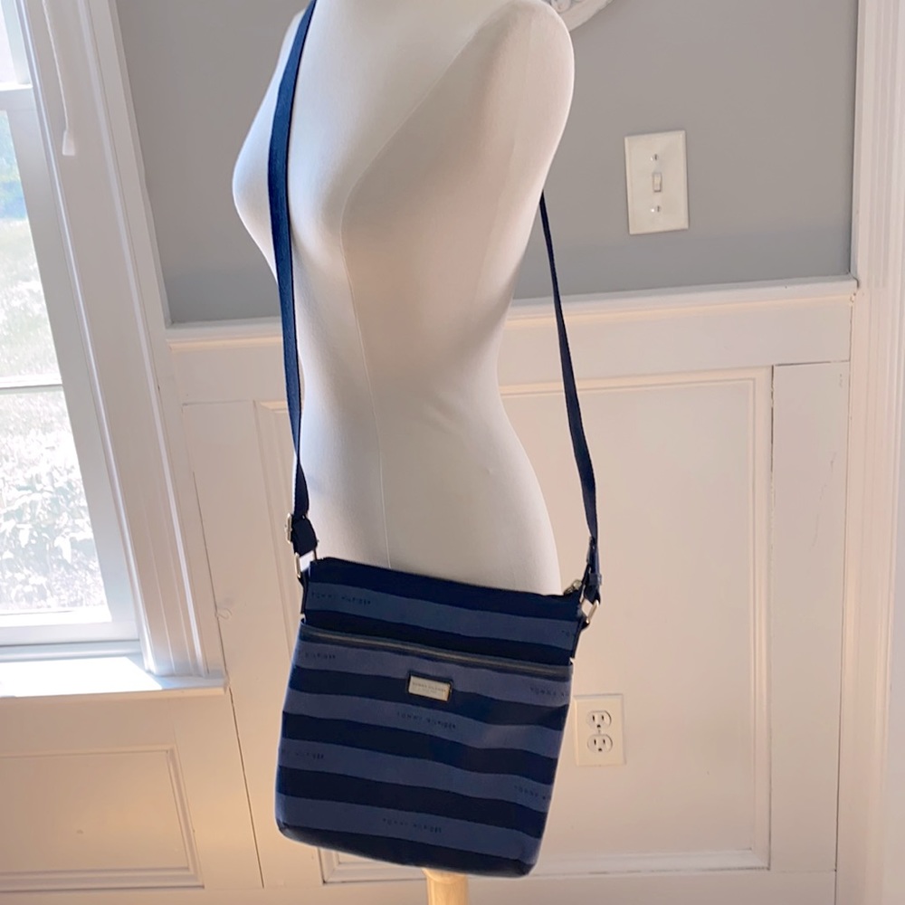 Tommy Hilfiger Cross body Bag. Navy like new - Picture 2 of 3